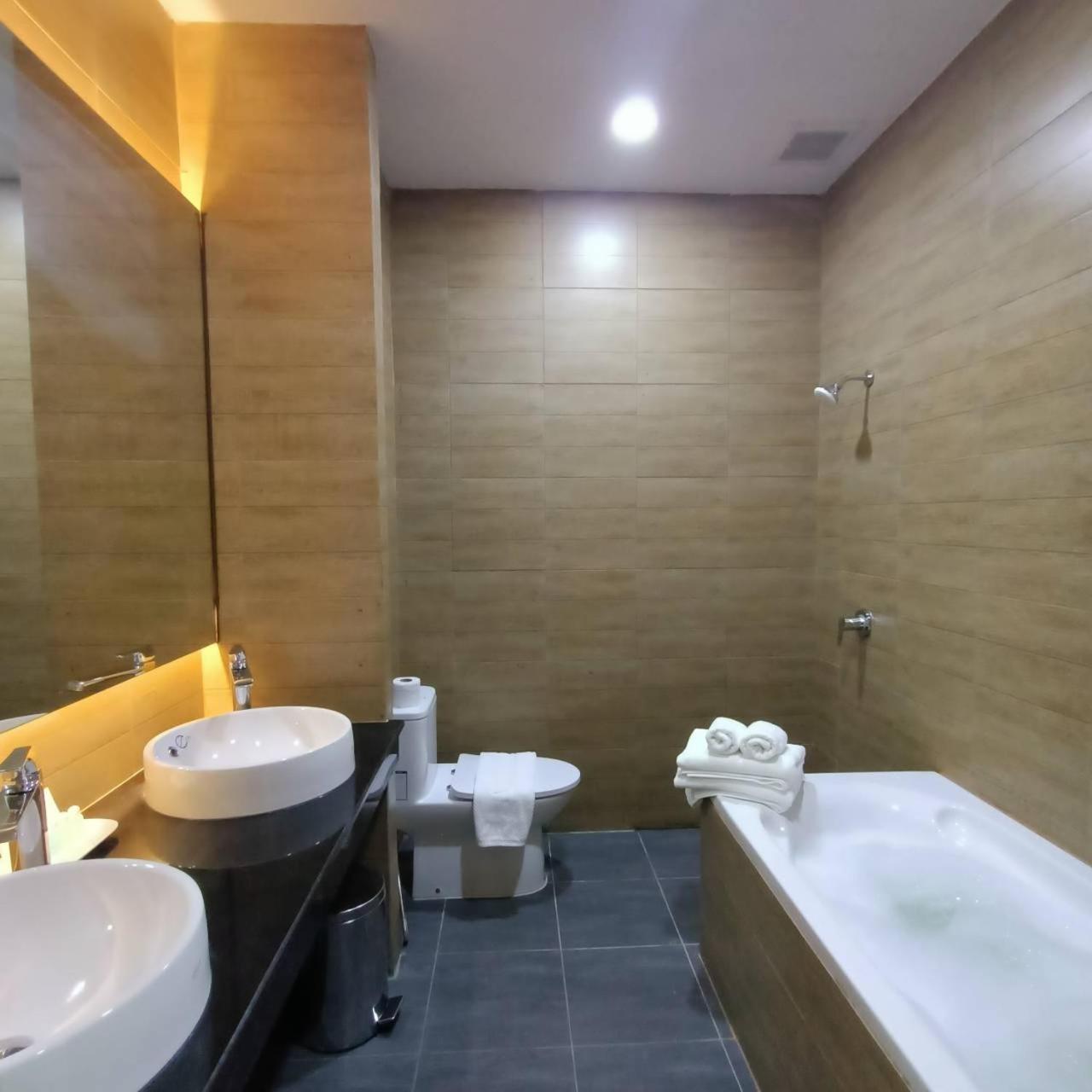 Mayflower Grande Suite Hotel Phitsanulok Eksteriør bilde